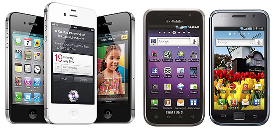 Aparelhos iPhone (trio  esq.), da Apple, e Galaxy S, da Samsung 