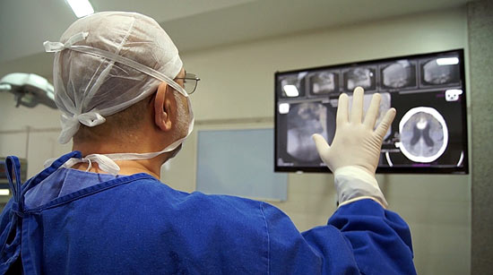 Mdico do Hospital Evanglico de Londrina usam Kinect para abrir e fechar radiografias por meio de gestos