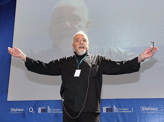Paulo Coelho em palestra na Campus Party Berlim
