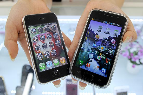 Os smartphones iPhone 3GS, da Apple, e Galaxy S, da Samsung, em loja na Coreia do Sul