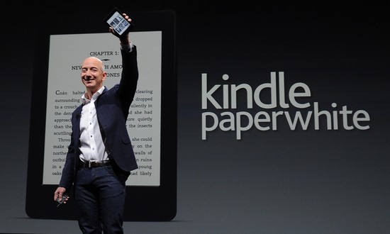 Jeff Bezos, executivo-chefe da Amazon, apresenta o leitor de e-books Kindle Paperwhite, em setembro