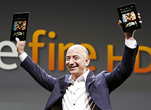 Jeff Bezos demonstra o Kindle Fire HD  poca do lanamento nos Estados Unidos