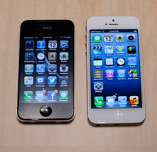 O iPhone 4S (esq.), antigo detentor do recorde de vendas nas primeiras 24 horas, com 1 milhão de unidades, e o iPhone 5 (dir.), que atingiu o dobro de unidades comercializadas