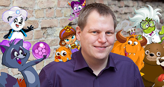 Jens Begemann, fundador e presidente-executivo da Wooga, ladeado por personagens dos games da empresa