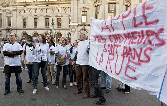 Trabalhadores da Apple e ex-funcionrios de distribuidoras independentes protestem durante lanamento do iPhone 5 em Paris