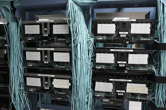 Fileiras de servidores em uma grande central de processamento de dados