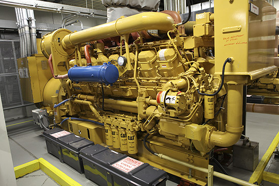 Um dos seis geradores a diesel em uma grande central de processamento de dados
