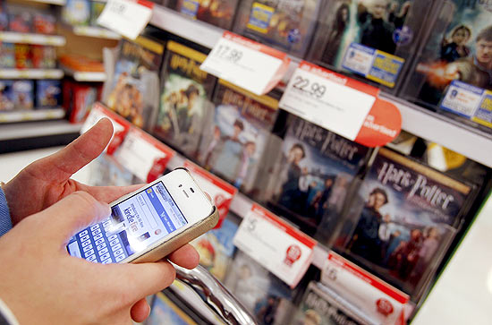 Mandy Chan usa seu telefone em uma loja da rede Target em Las Vegas (EUA)