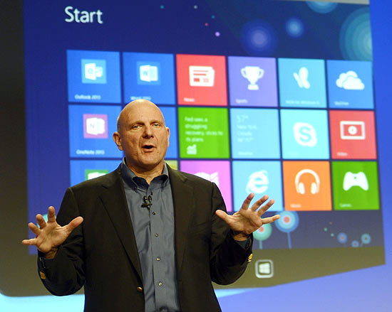 Diretor da Microsoft Steve Ballmer fala durante lanamento do Windows 8, em Nova York