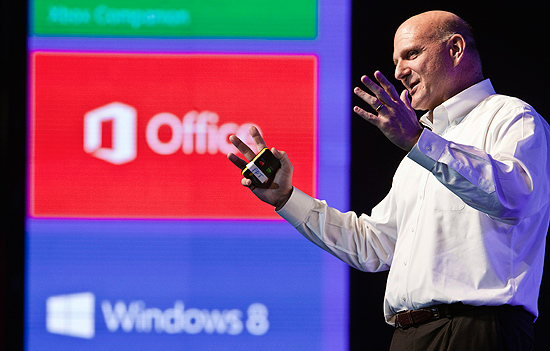Steve Ballmer, presidente-executivo da Microsoft, fala durante evento da empresa em Tel Aviv, Israel