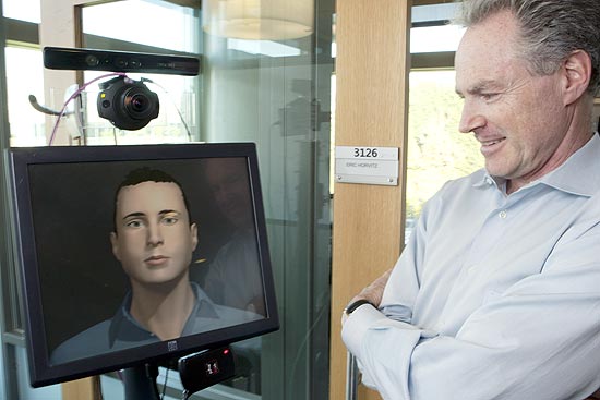 Eric Horvitz, da Microsoft, com seu rob assistente no escritrio da empresa, em Redmond (EUA)