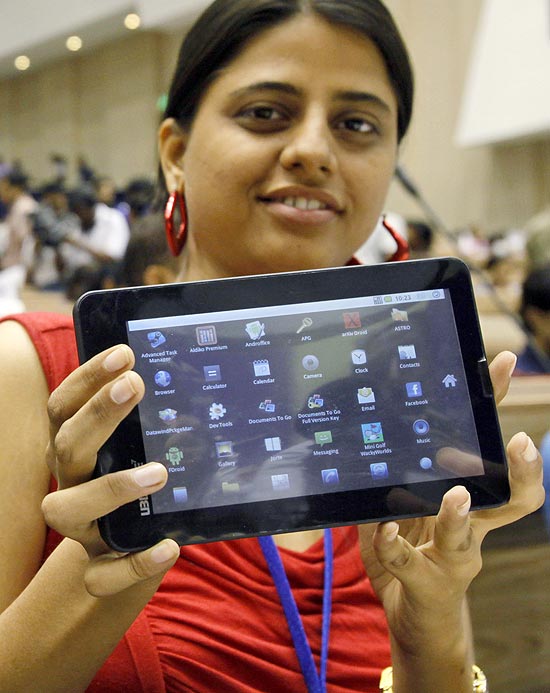 Estudante indiana exibe a primeira verso do tablet Aakash, iniciativa governamental, em Nova Dli