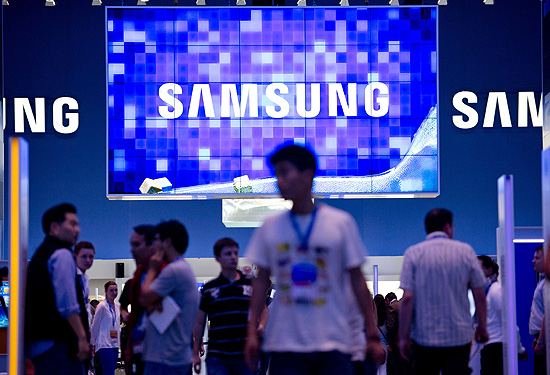 Visitantes em frente a uma tela de Oled da Samsung durante a feira de tecnologia IFA, em Berlim
