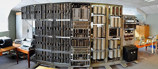 Primeiro computador do mundo, o "The Witch" ("A Bruxa"), localizado no Museu Nacional do Computador, na Inglaterra
