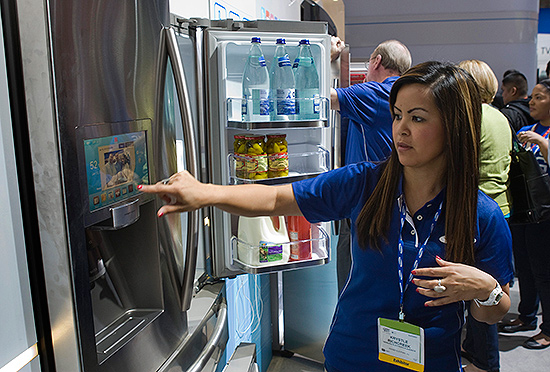 Demonstradora da Samsung apresenta geladeira que se conecta  internet durante a feira CES, em Las Vegas