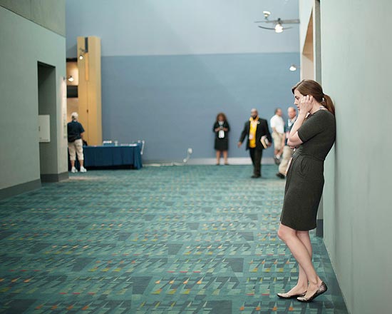 A chefe de campanha on-line Laura Olin fala ao celular nos bastidores da Convenção Democrata, na Carolina do Norte