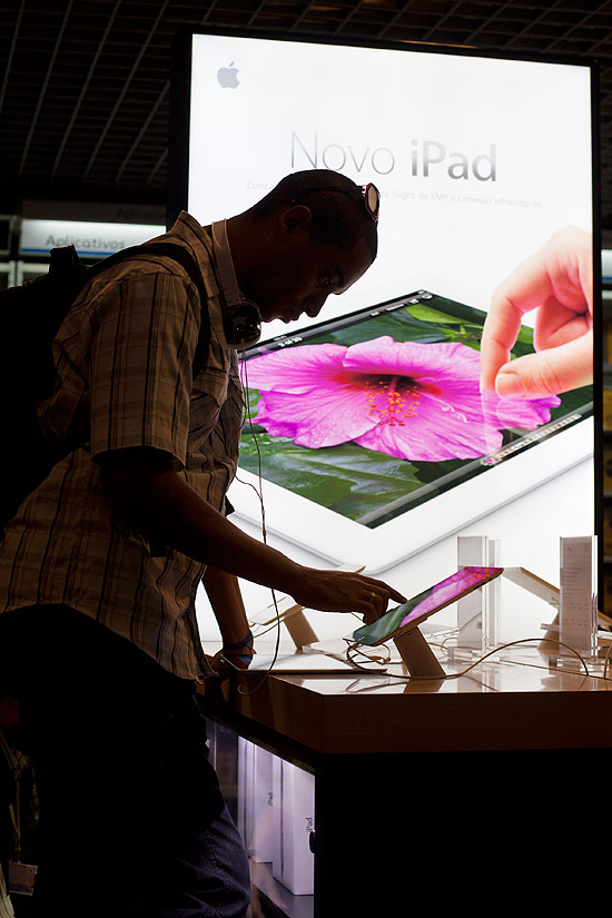 Consumidor testa iPad 3 em loja de So Paulo; substituio pelo iPad 4 est custando um processo para a Apple