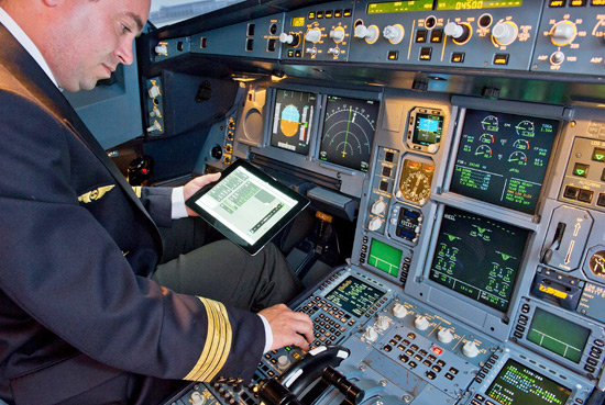 Piloto da Airbus usa aplicativo de iPad em vez de manual de voo em papel
