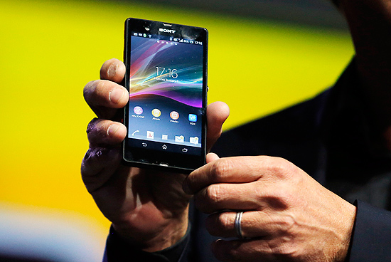 Xperia Z, smartphone de cinco polegadas e resolução de 1.920 x 1.080 pixels, é exibido pelo presidente da Sony