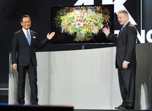 Kazuhiro Tsuga (esq.), CEO da Panasonic, e Joe Taylor, CEO da Panasonic North America, apresentam televisor com tela de Oled de 56 polegadas e resoluo 4K (Al Powers/Associated Press)
