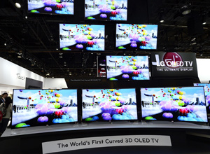 Televisores 3D com telas curvas de Oled da LG (Michael Nelson/Efe)