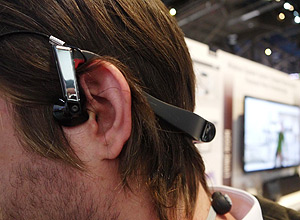Reprter da Folha Bruno Romani testa os fones de ouvido RP-BTGS10, da Panasonic, durante a CES 2013, em Las Vegas (Rafael Capanema/Folhapress)
