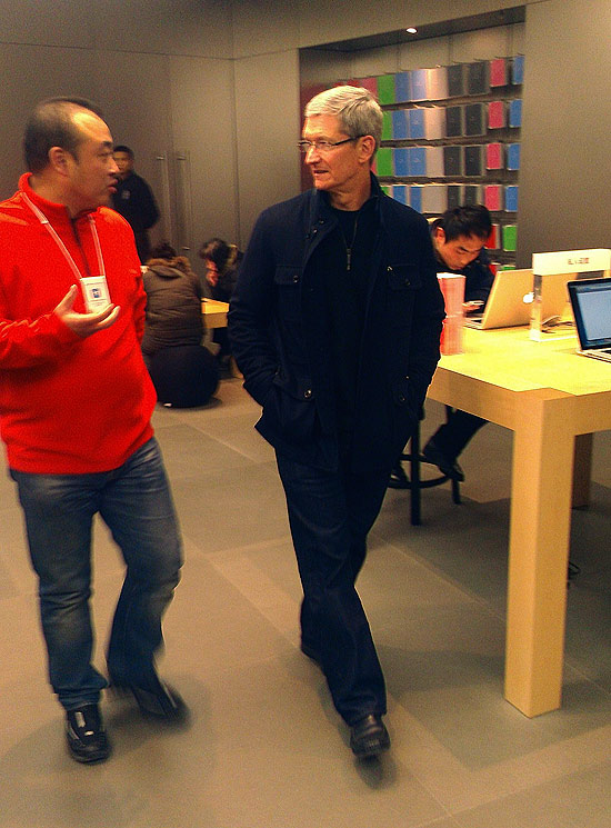 Cook (dir.) conversa com funcionrio de loja da Apple em Pequim; executivo visita China pela 2 vez em um ano