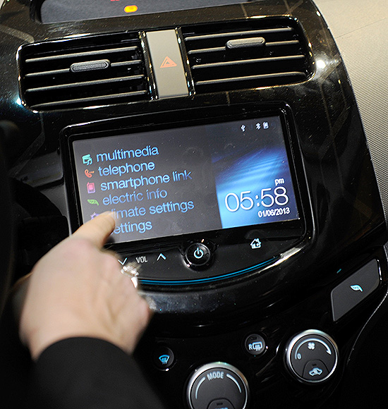 Empresa MyLink demonstra um de seus produtos dentro de um carro da Chevrolet durante a CES de 2013