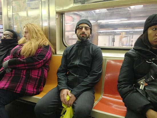 Foto de Noah Zerkin mostra Sergey Brin, cofundador do Google, testando o Glass no metr de Nova York
