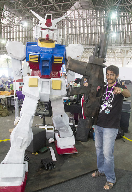 Ferreira com seu "Gundam", ainda inacabado, com o qual competir em modificao de PCs na Campus Party