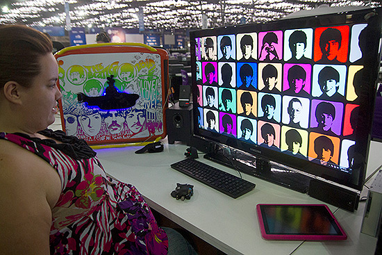 Dbora Rodrigues de Jesus e seu computador modificado tendo como tema o grupo Beatles