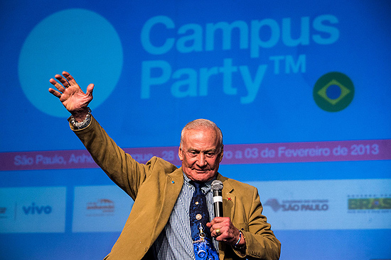 Buzz Aldrin, o segundo homem a pisar na Lua, fala na abertura oficial da Campus Party