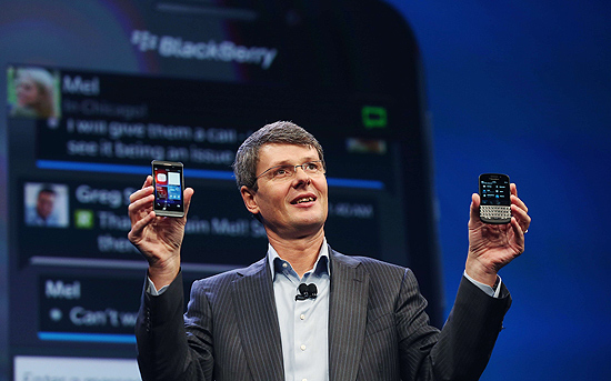 O executivo-chefe Thorsten Heins mostra os novos smartphones com o sistema BlackBerry 10 