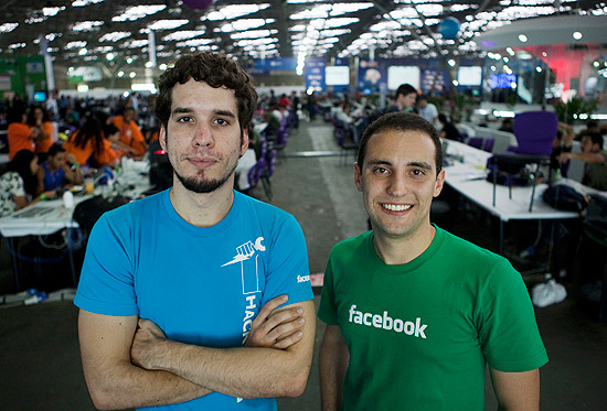 Os desenvolvedores brasileiros Guilherme De Napoli (azul) e Artur Souza (verde), do Facebook, na Campus Party
