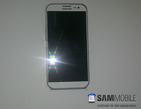 Suposta fotografia de divulgao do Samsung Galaxy S 4 que foi divulgada pelo site "SamMobile"