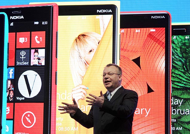 Stephen Elop, ex-CEO da Nokia, apresenta o Nokia X durante a MWC em fevereiro