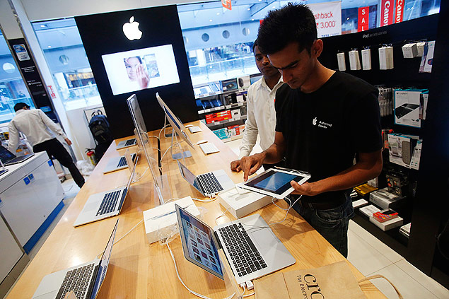 Vendedor ajuda cliente a testar iPad mini em loja na Índia; tablet teve vendas 65% maiores no primeiro trimestre de 2013