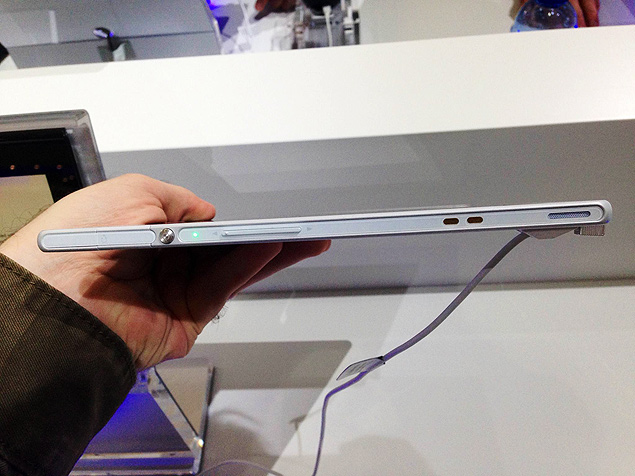 Xperia Z tem espessura de 6,9 mm (ante 9,4 mm do iPad) e pesa 495 g (contra os 662 g da verso com 4G do tablet da Apple)