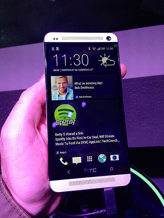 O HTC One, com tela de 4,7 polegadas e Android 4.1 durante a feira WMC, de dispositivos mveis, em Barcelona