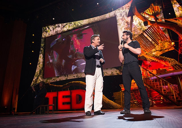 Sergey Brin (à dir.) usa o Google Glass enquanto fala com Chris Anderson no evento TED