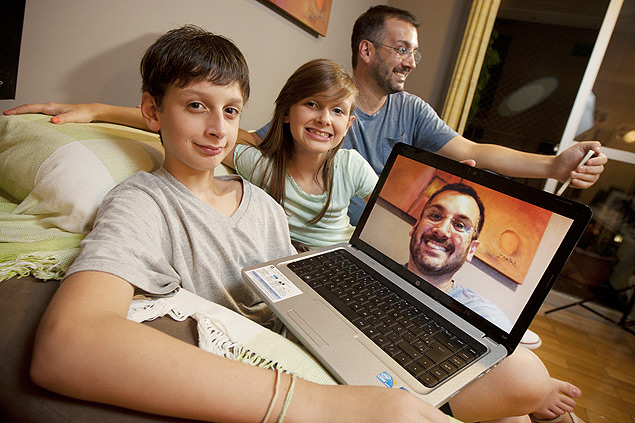 O empresrio Rodrigo Terra, 41, com seus filhos Bruno, 12, e Clara, 9: uso rotineiro de conexo 3G