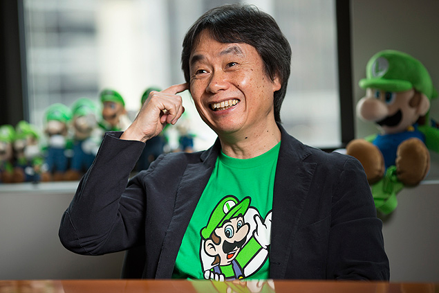 Shigeru Miyamoto, guru ainda ativo da indústria de videogames, durante entrevista em Nova York, cercado de réplicas de Luigi