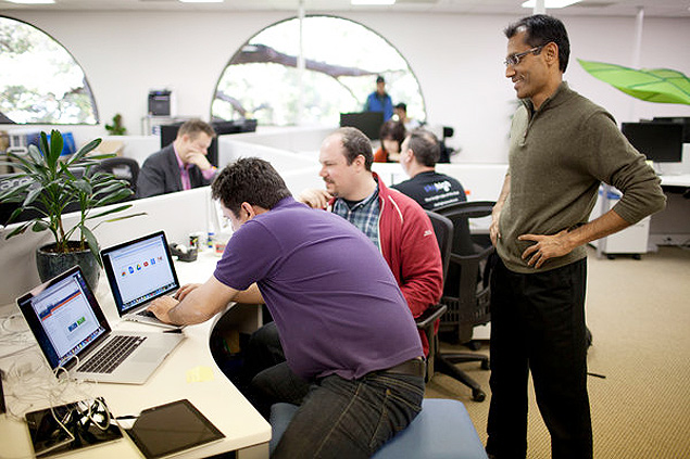 Rajiv Gupta, executivo-chefe de Skyhigh Networks ( dir.), com engenheiros na sede da empresa, em Cupertino, na Califrnia 