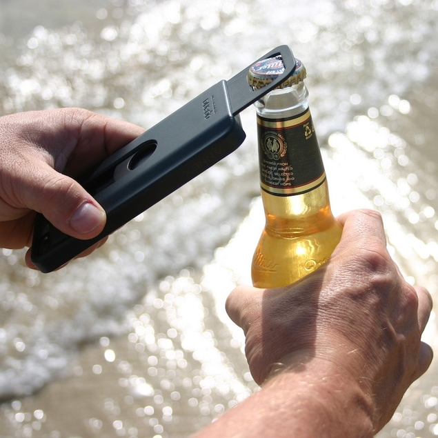 Case da Opena no modelo para iPhone 5: capinha transforma smartphone em abridor de garrafas