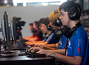 Jogadores em competio de videogame durante a Campus Party de 2013, em So Paulo