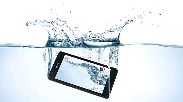 Legenda Novo smartphone da Sony, Xperia ZR, pode ficar submerso por at 30 minutos 
