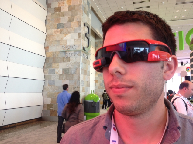 Usuário com os óculos Jet, produzidos pela Recon e que competem com o Google Glass