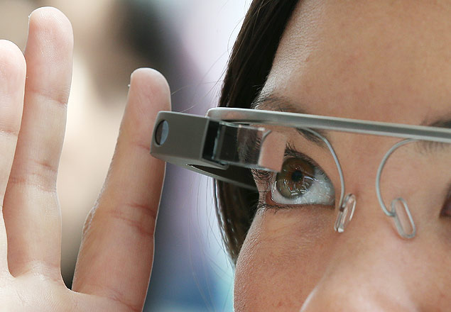Participante da conferência para desenvolvedores do Google, chamada I/O, testa os óculos inteligentes Glass