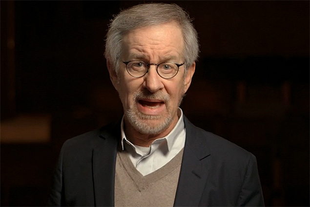 Steven Spielberg fala durante o anncio de seu trabalho na srie televisiva sobre o game "Halo", da Microsoft