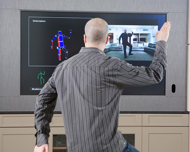 Gerente da divisão do Kinect, Scott Evans demonstra o funcionamento do novo sensor de movimentos, que se pareia ao Xbox One